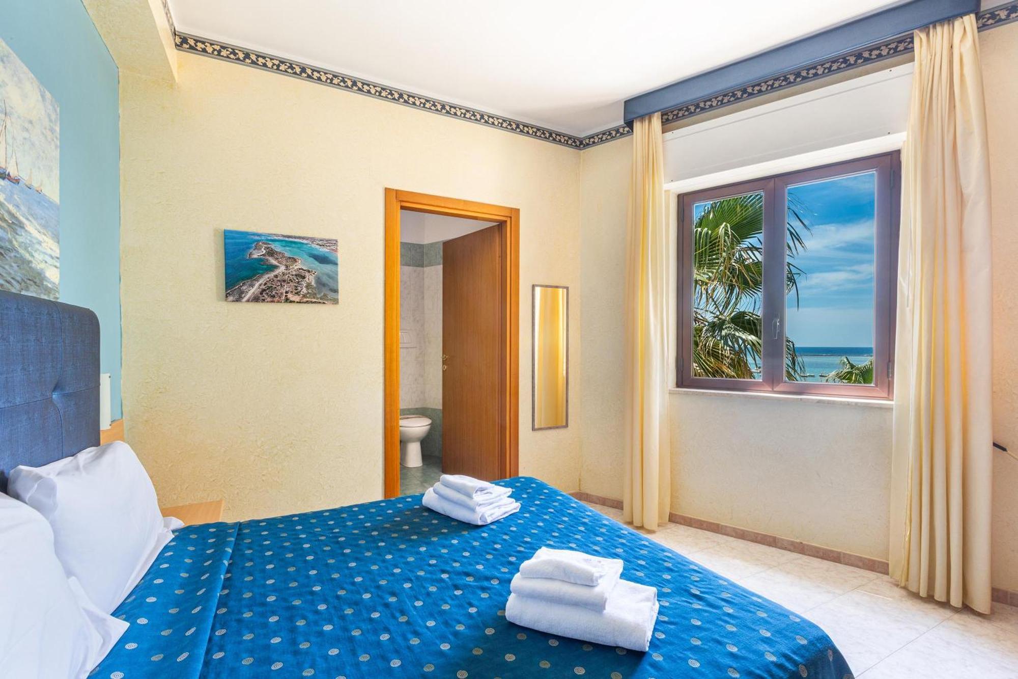 Hotel Il Riccio Порто Чезарео Екстериор снимка