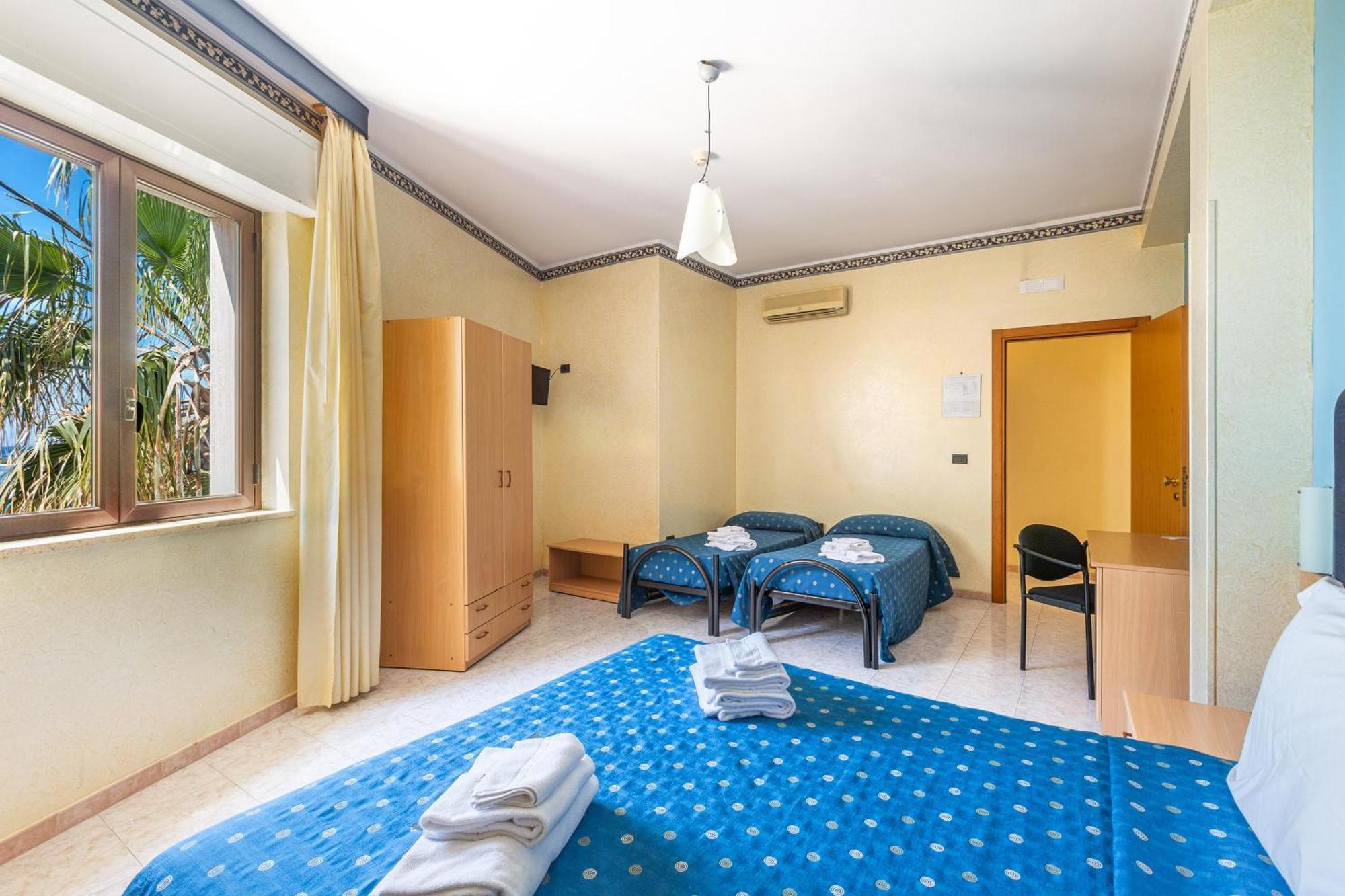 Hotel Il Riccio Порто Чезарео Екстериор снимка