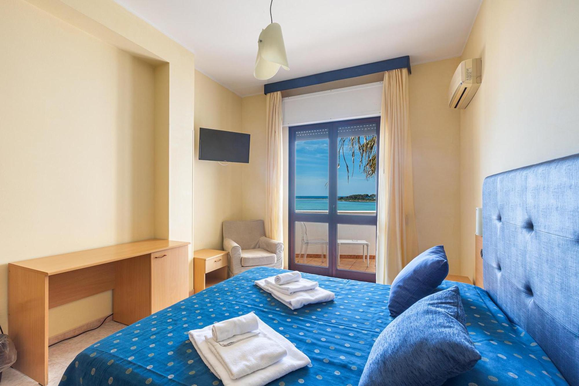 Hotel Il Riccio Порто Чезарео Екстериор снимка