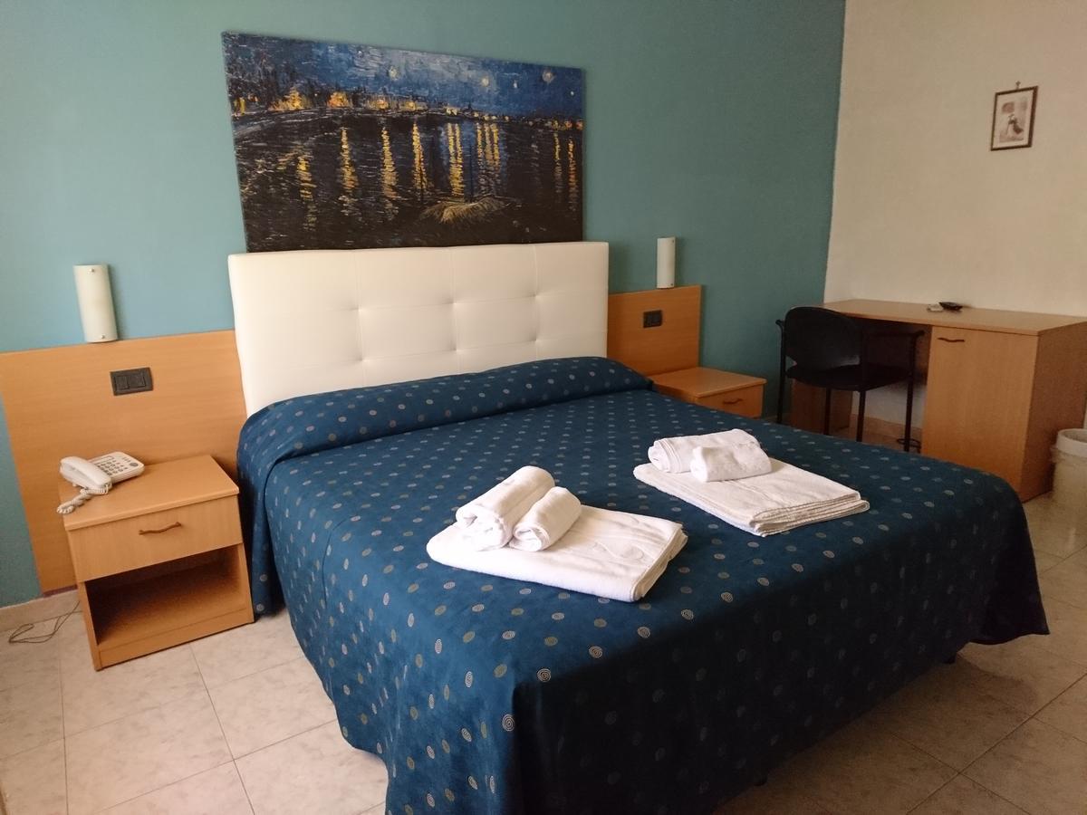 Hotel Il Riccio Порто Чезарео Екстериор снимка