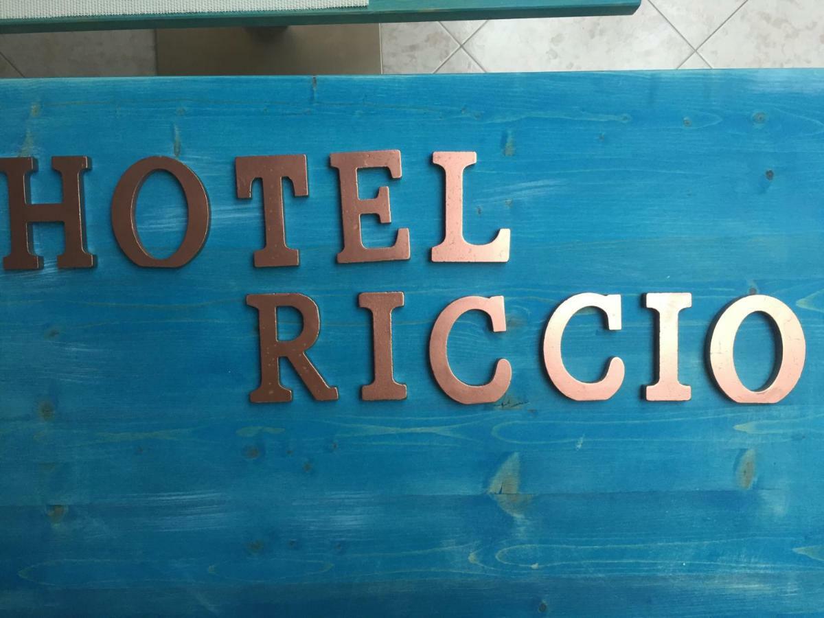 Hotel Il Riccio Порто Чезарео Екстериор снимка